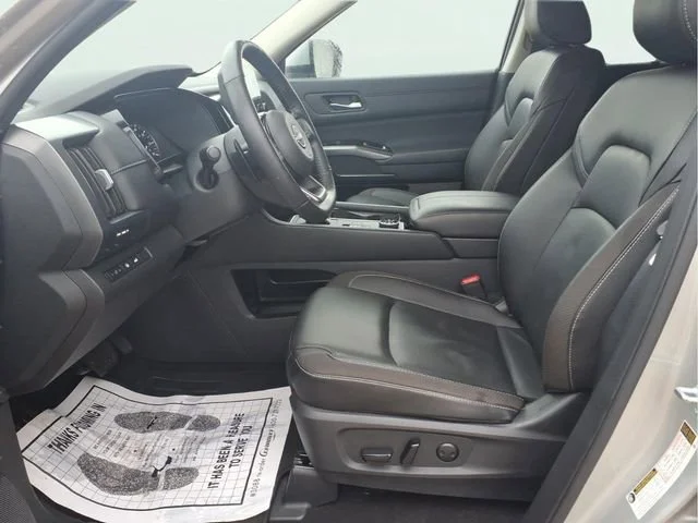 Used 2025  Nissan SL image 17