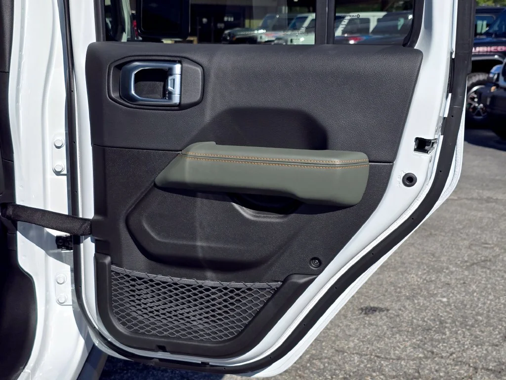 New 2026 White/off-white Jeep Mojave X image 38