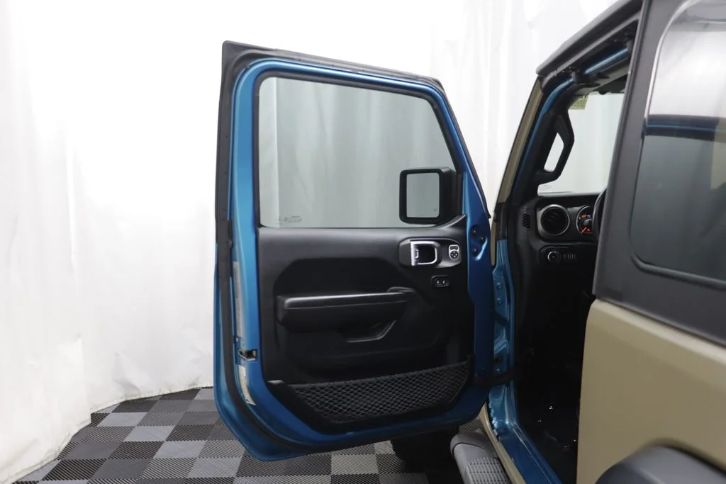 Used 2019 Bikini Pearlcoat Jeep Sport S image 4