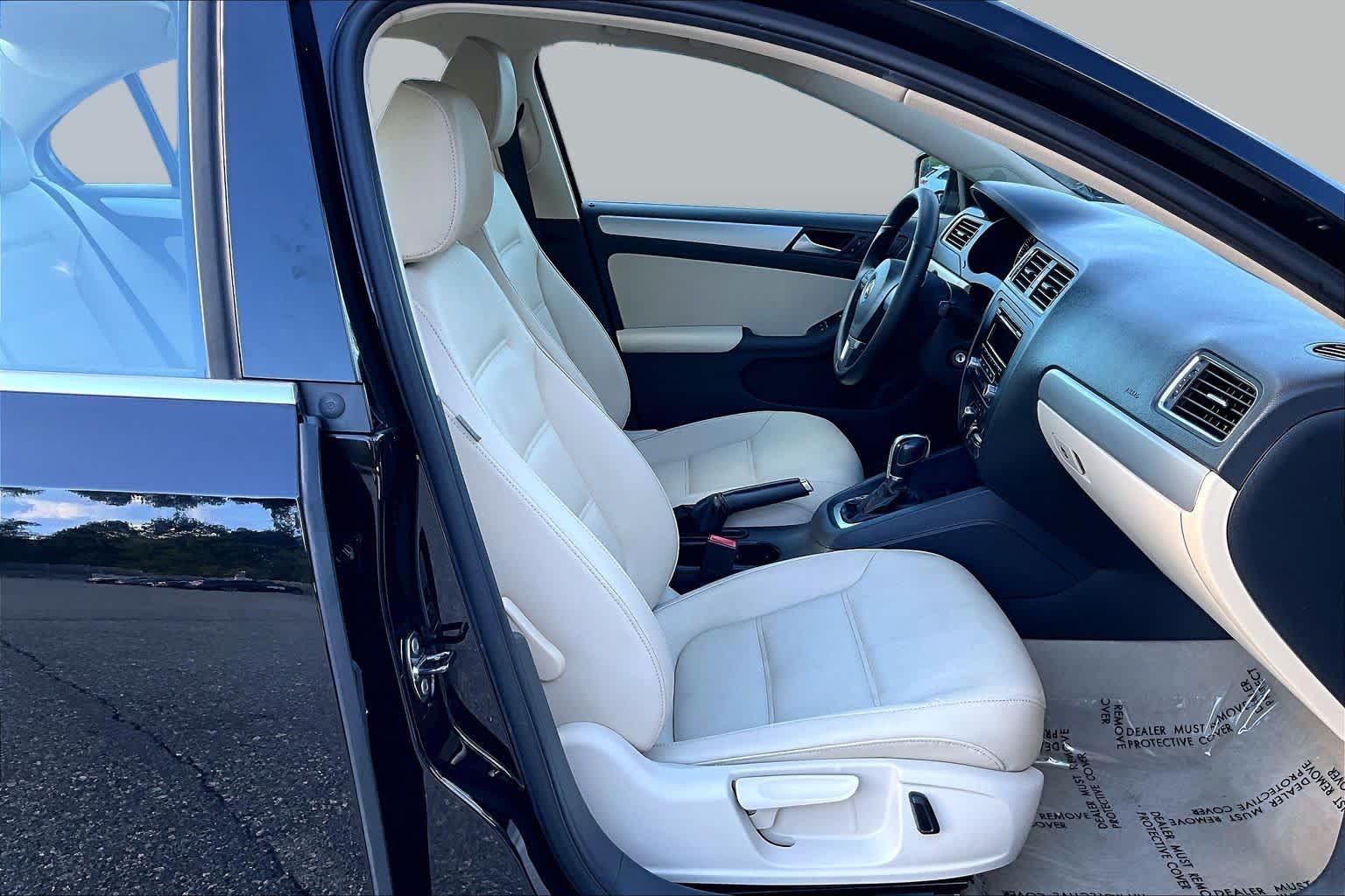 Used 2013 Black Volkswagen SE w/Convenience image 8