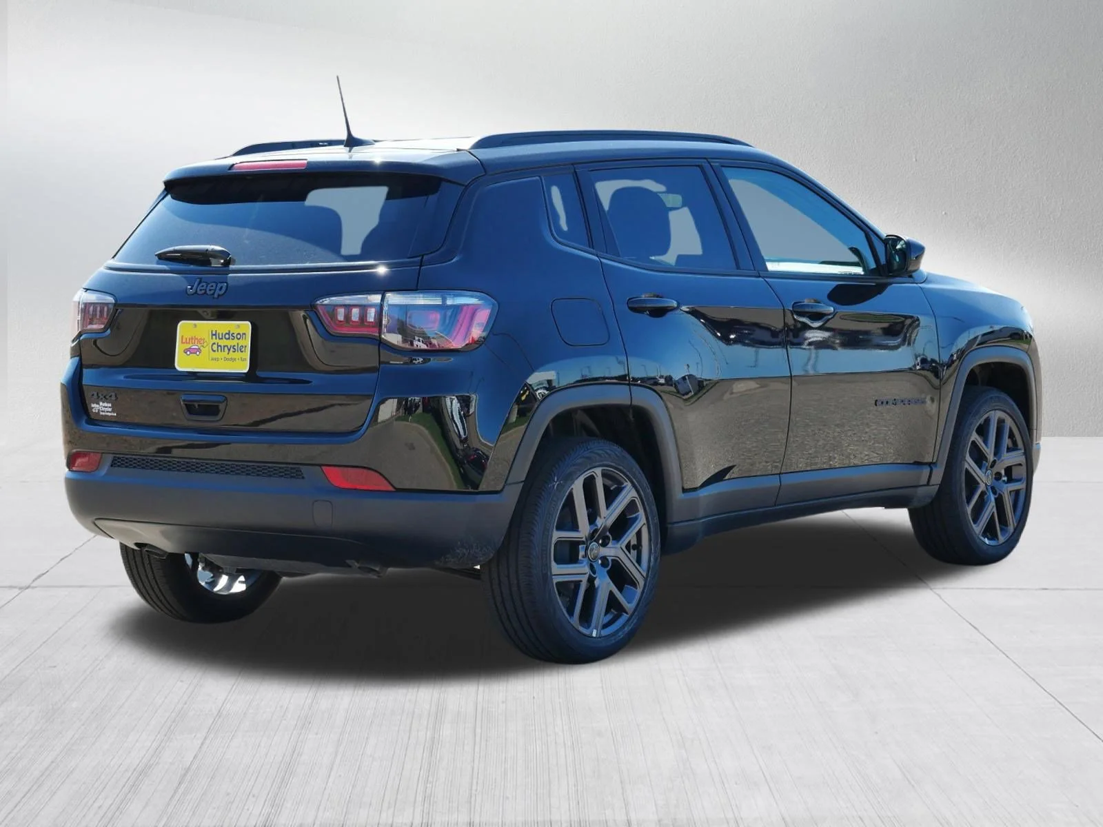 New 2026 Diamond Black Crystal Pearlcoat Jeep Latitude Altitude image 2