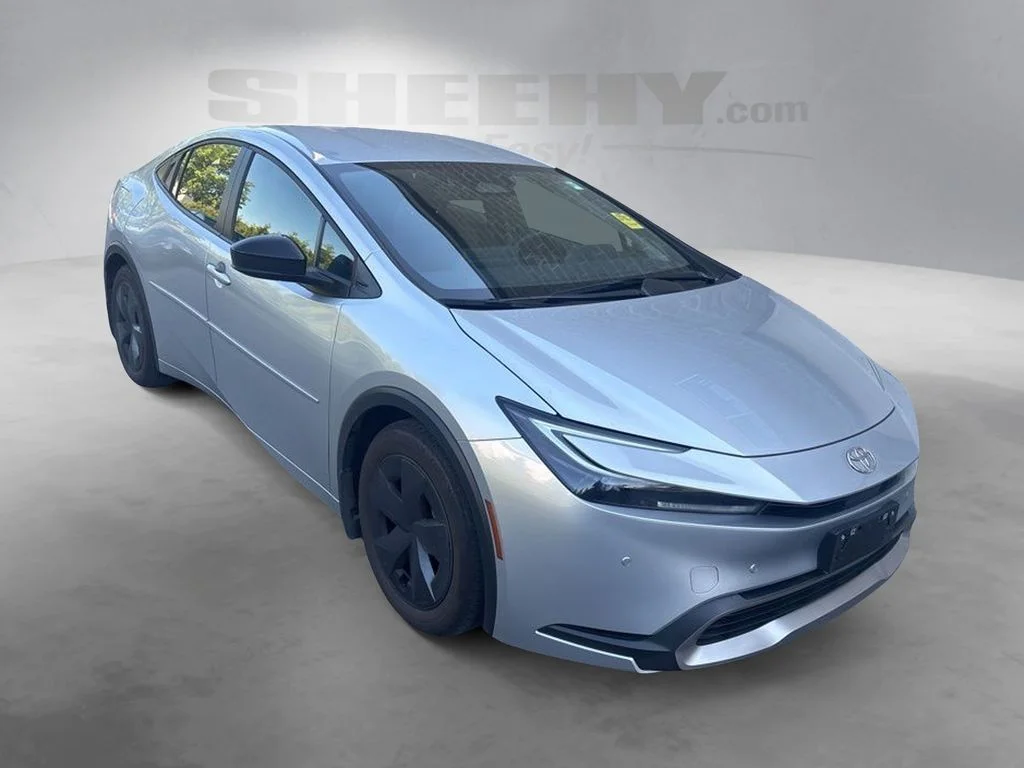Used 2024  Toyota SE image 2