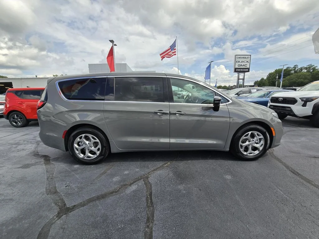Used 2024 Ceramic Gray Clearcoat Chrysler Limited image 4