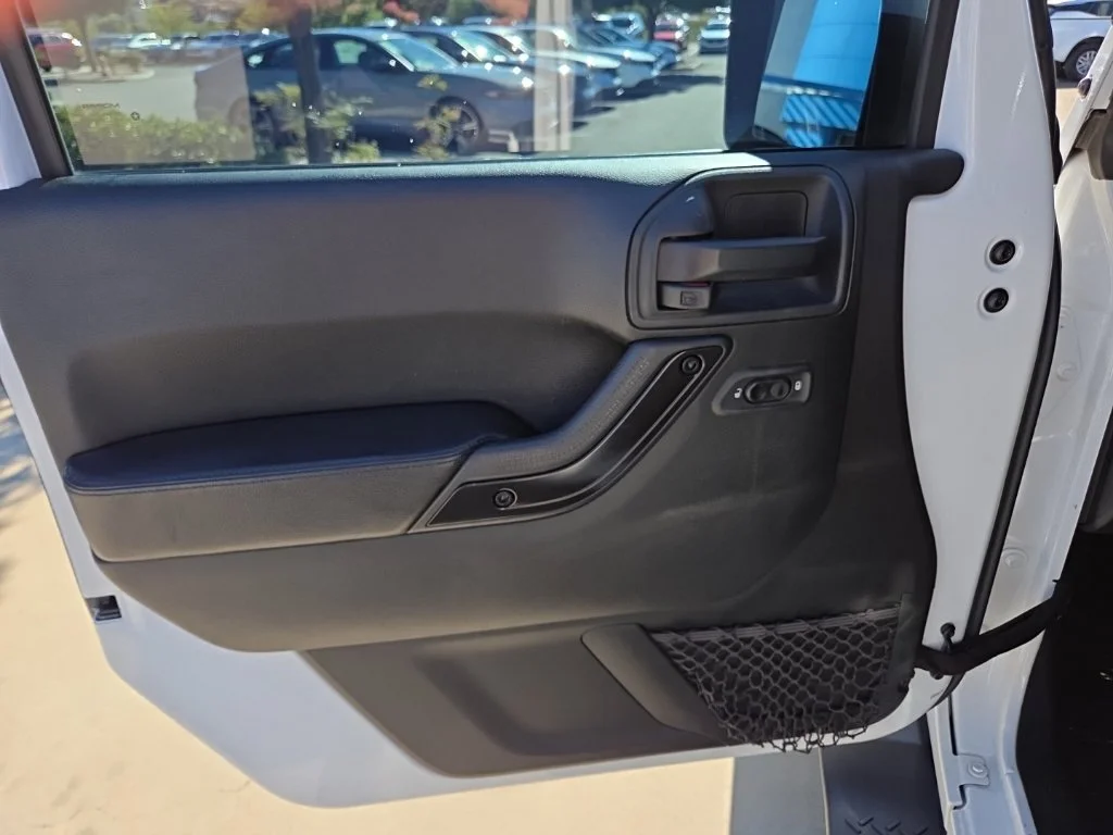 Used 2017 White Jeep Unlimited Sahara image 10