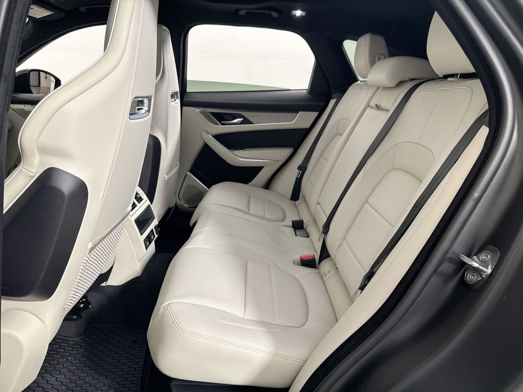 2026 Jaguar F-Pace R-Dynamic S - Photo 21