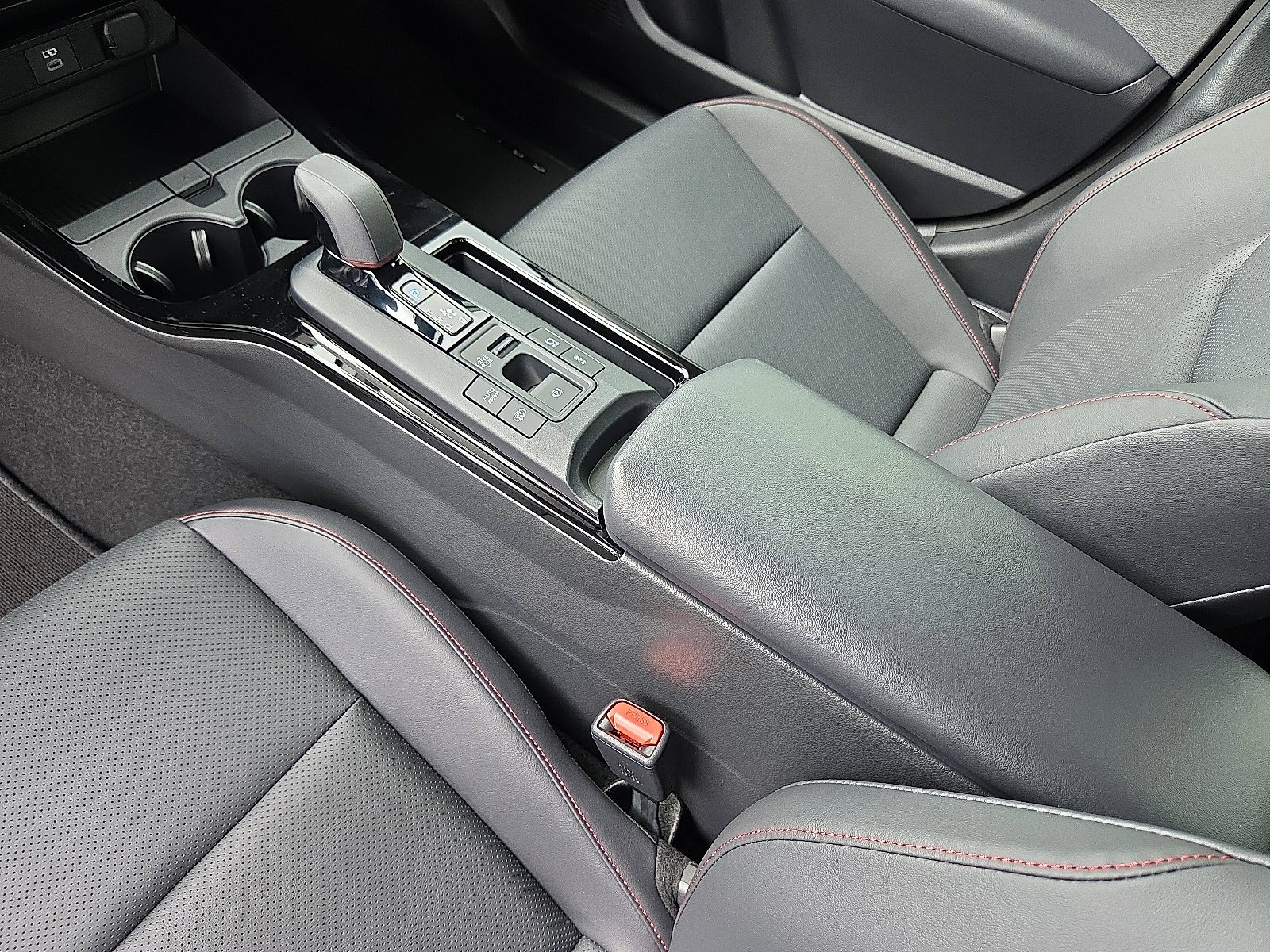 2026 Toyota Prius Plug-in Hybrid XSE - Photo 15