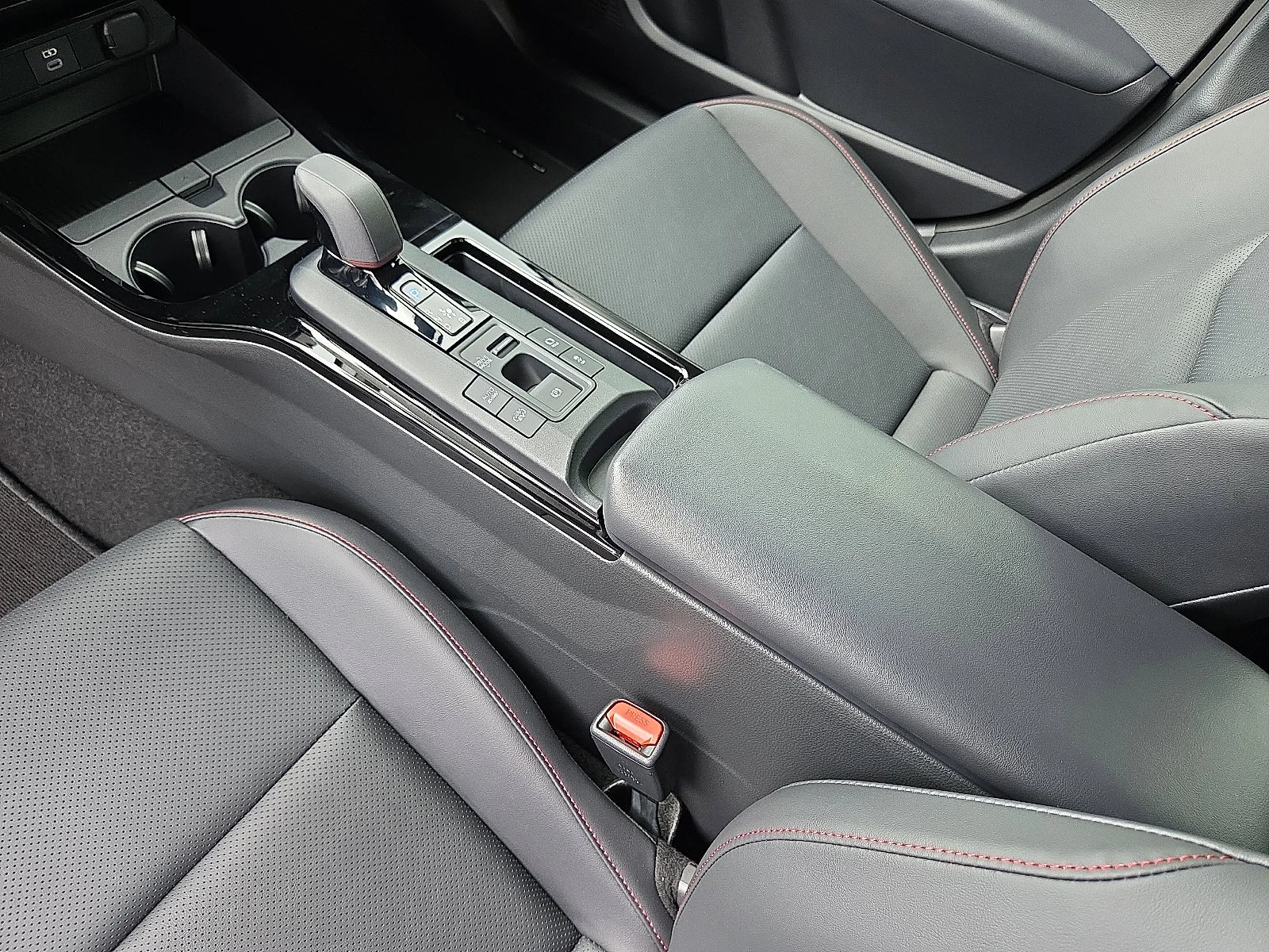 2026 Toyota Prius Plug-in Hybrid XSE - Photo 15