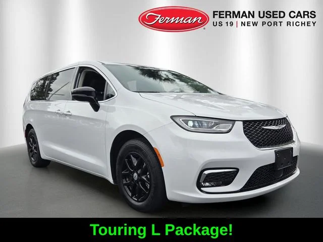 2024 Chrysler Pacifica Touring L's photo