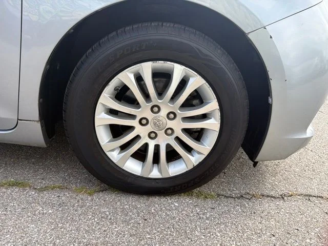 Used 2011 Silver Toyota XLE image 34