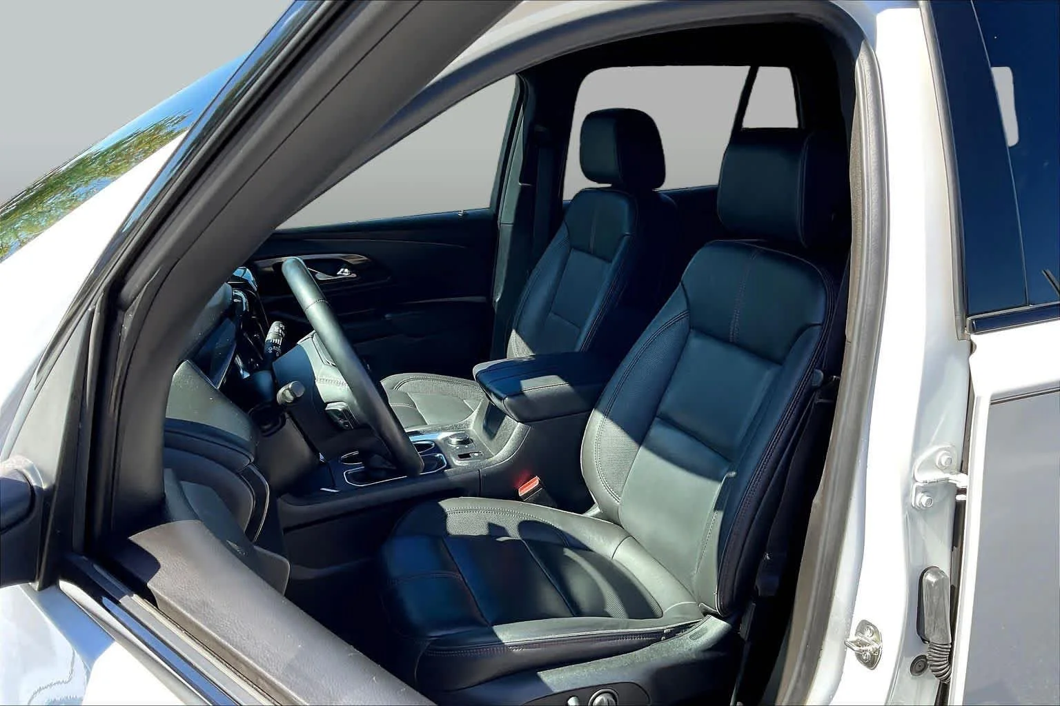 Used 2023 Iridescent Pearl Tricoat Chevrolet RS image 15