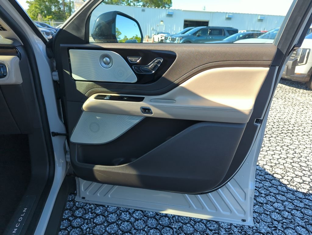 Used 2022 White Lincoln Reserve image 34