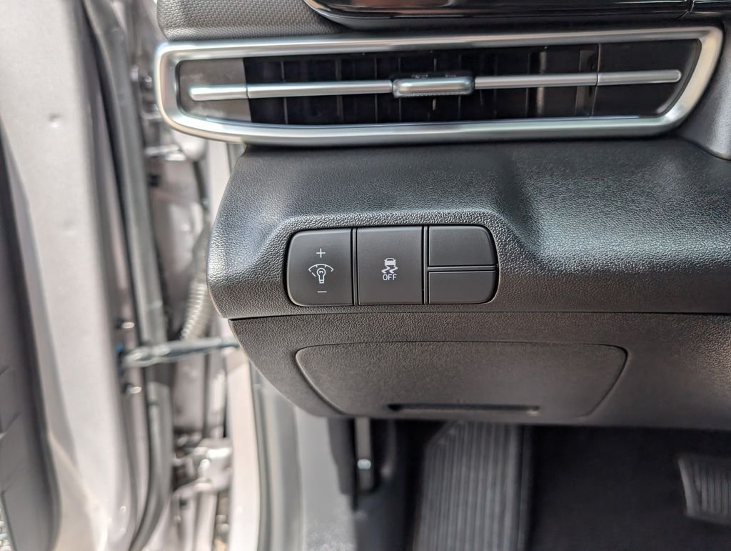 Used 2025 Silver Hyundai SEL Convenience image 14