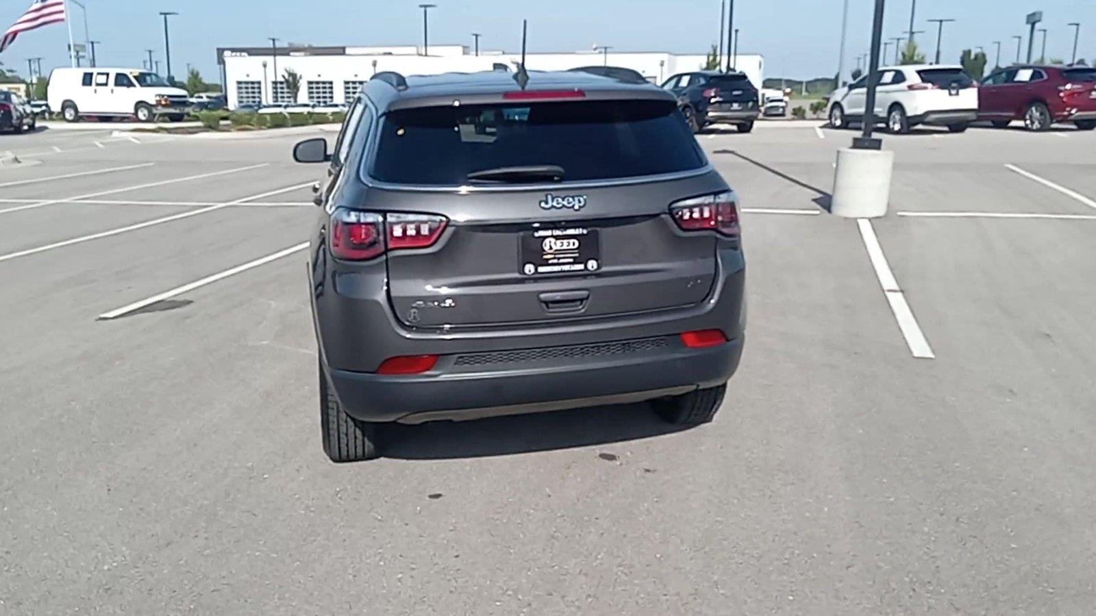 Used 2024 Gray Jeep Latitude 4x4 image 7