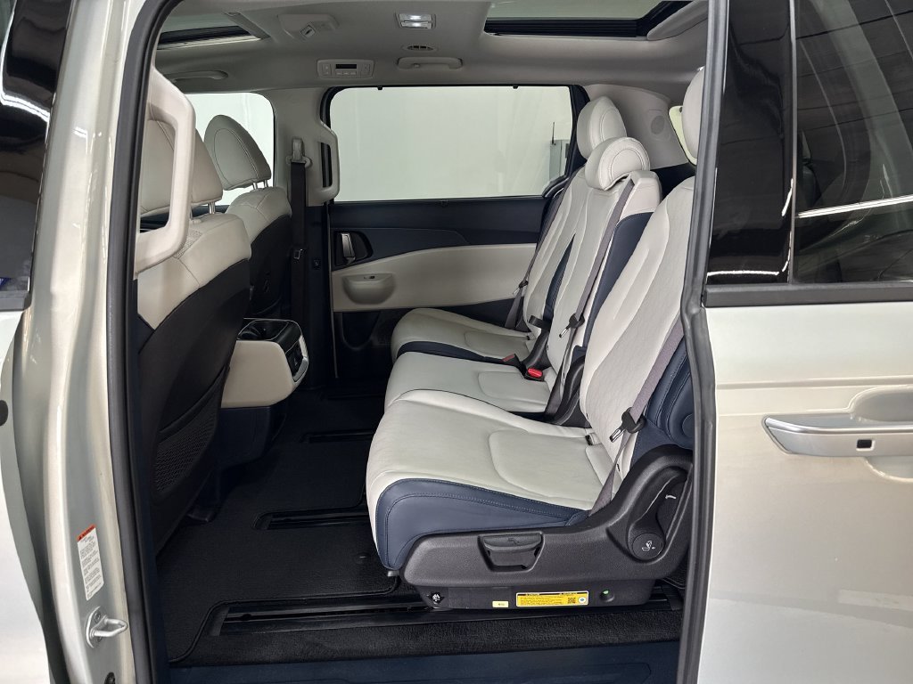 Used 2025 Ivory Kia SX image 16