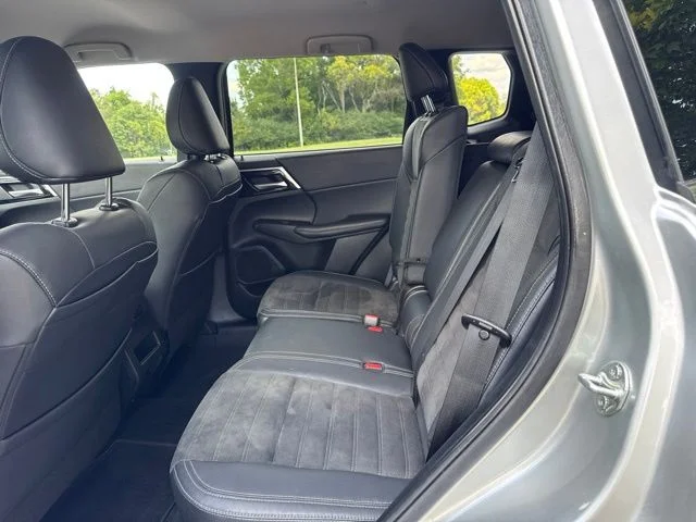 Used 2023 Silver Mitsubishi SE image 13