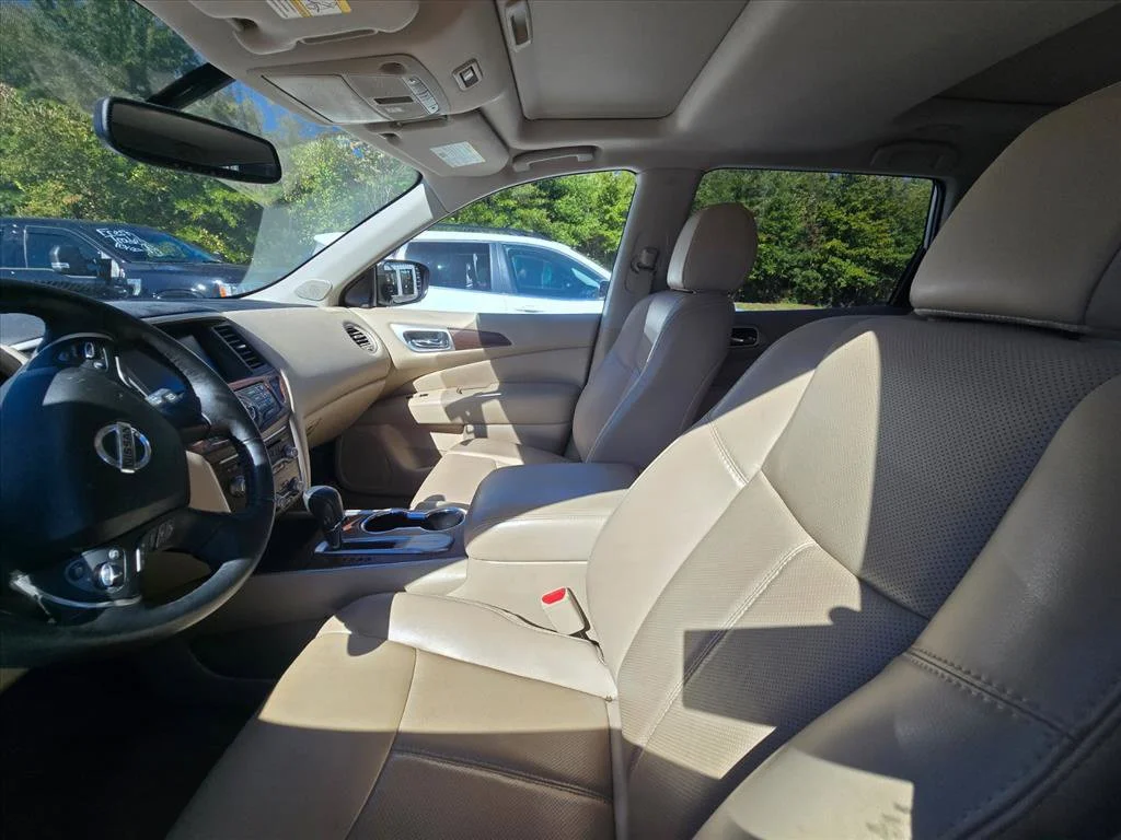 Used 2018 White Nissan Platinum image 4