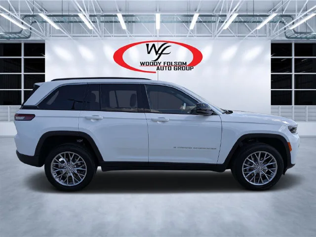 New 2027 Bright White Clear-Coat Paint Jeep Limited image 2