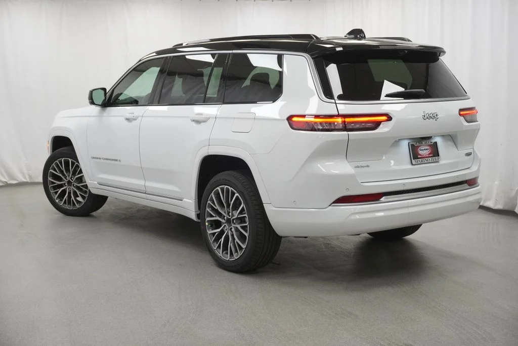 New 2026 Bright White Clear-Coat Exterior Paint Jeep Summit image 13