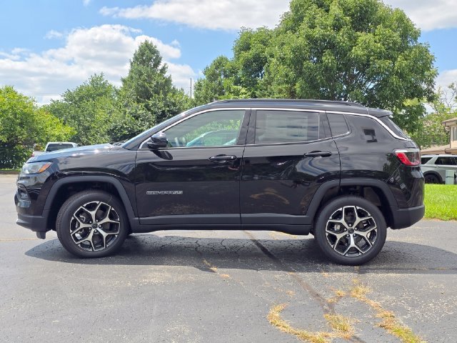 New 2026 Diamond Black Crystal Pearl-Coat Exterior Paint Jeep Limited image 27