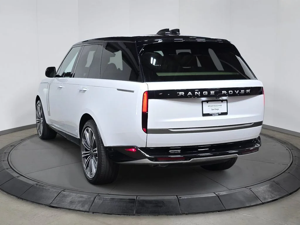 Used 2025  Land Rover SE image 3