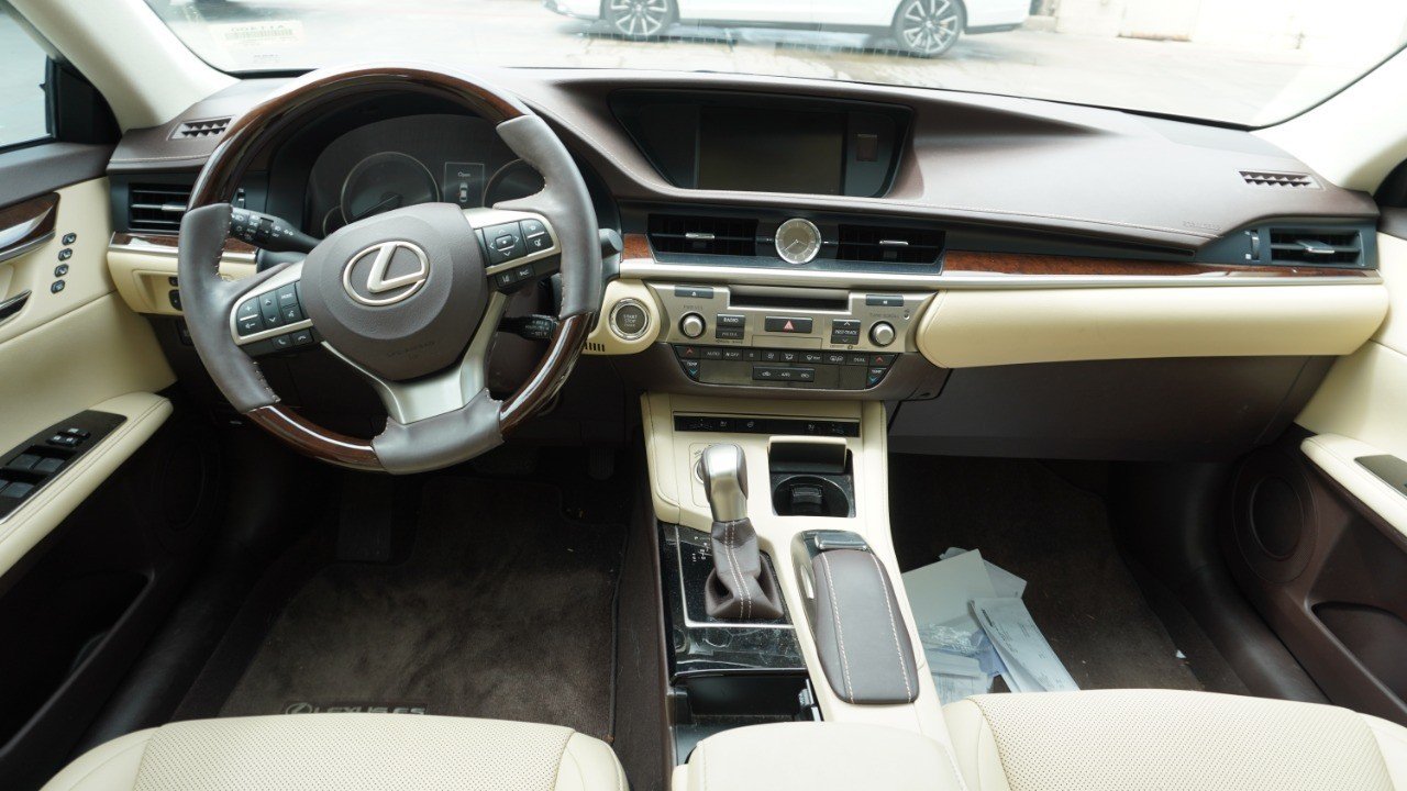 Used 2018 Beige Lexus ES 350 image 13