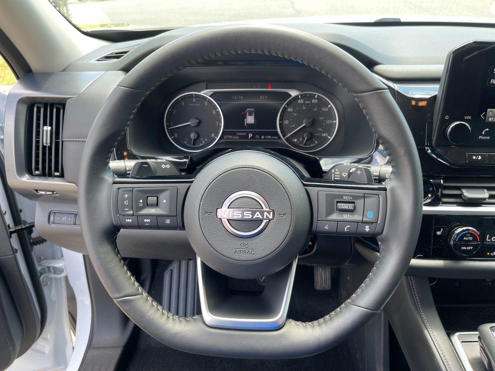 Used 2025 Everest White Pearl Tricoat Nissan SL image 18