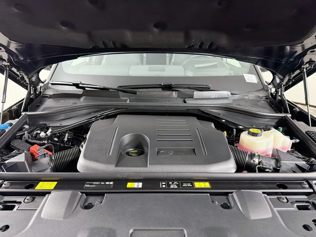 New 2026 Santorini Black Land Rover SE image 32