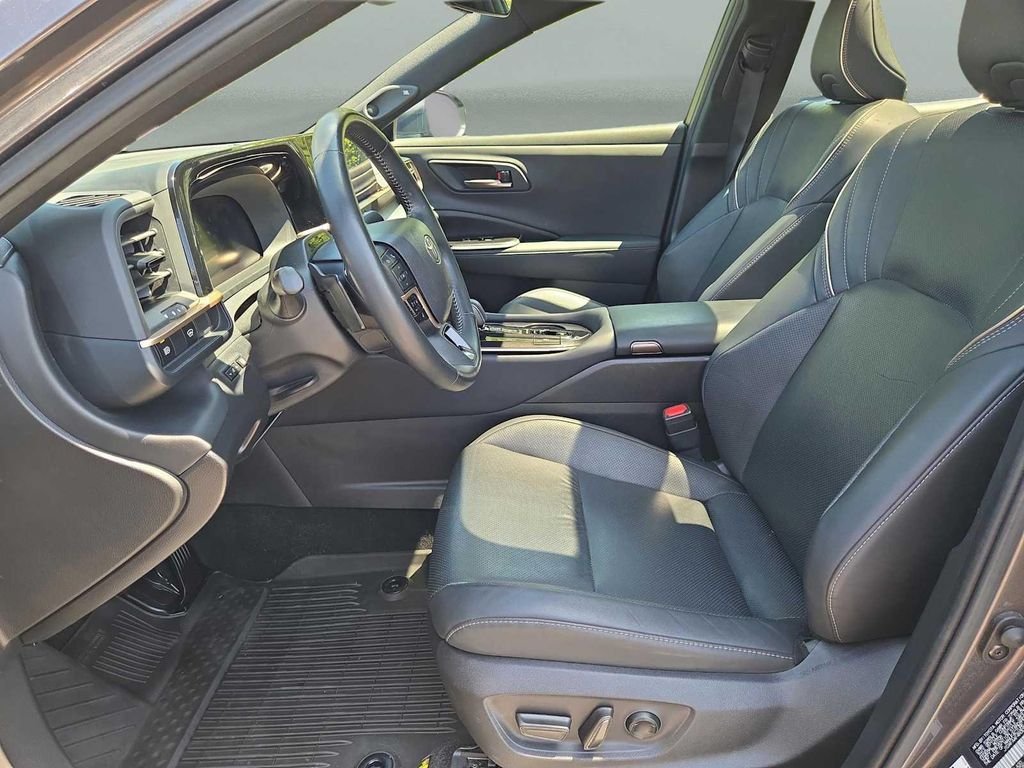 Certified Used 2024  Toyota Platinum image 21