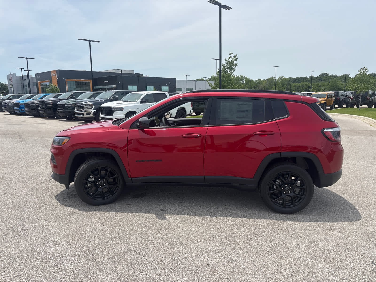 New 2026 Red Hot Pearl-Coat Exterior Paint Jeep Latitude image 5