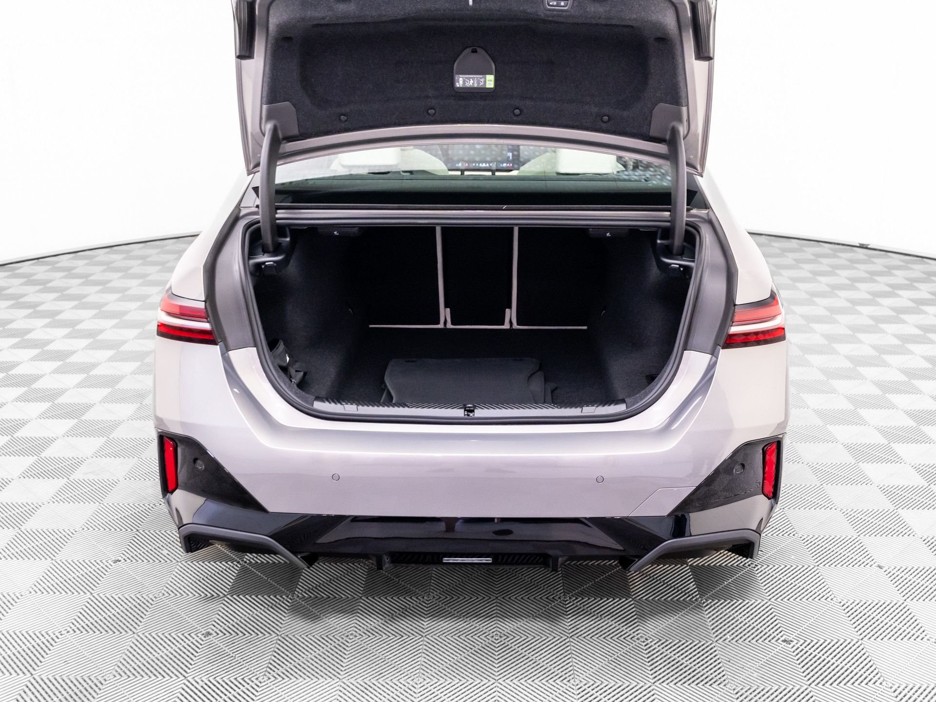 New 2026 Oxide Grey Metallic BMW 530i xDrive image 32