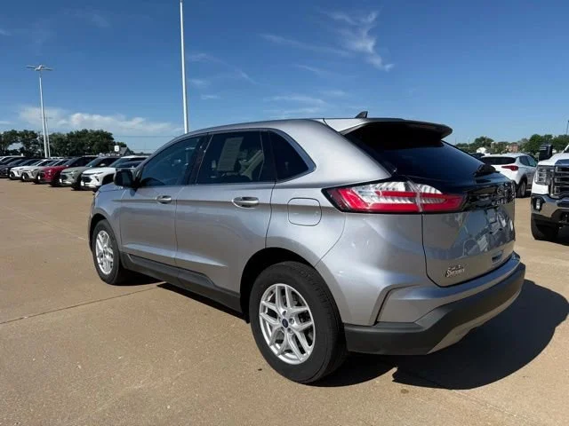 Used 2022 Black Ford SEL image 5