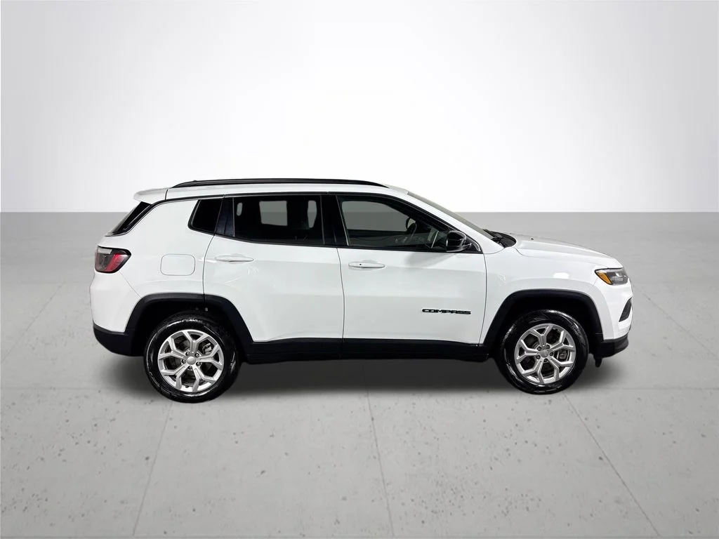 Used 2024 White Jeep Latitude image 5
