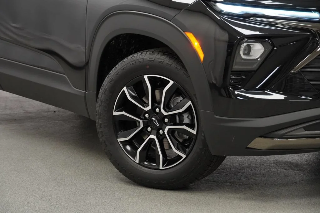 New 2026 Mosaic Black Metallic Chevrolet ACTIV image 9