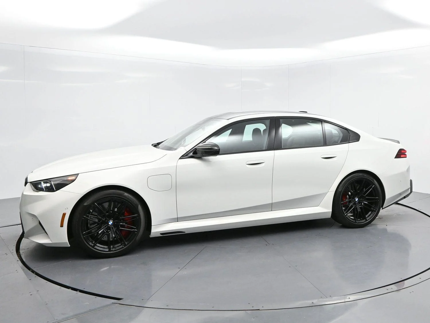 Used 2025 Alpine White BMW Sedan image 4
