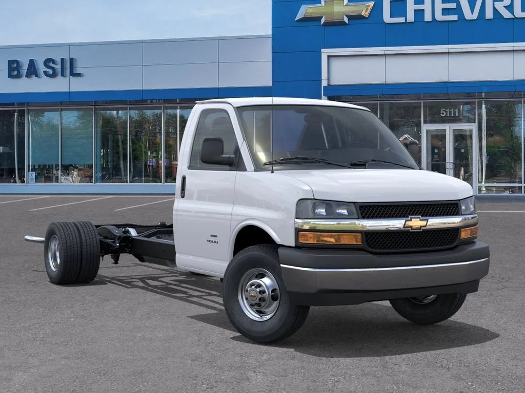 New 2026 Summit White Chevrolet 2WT image 7