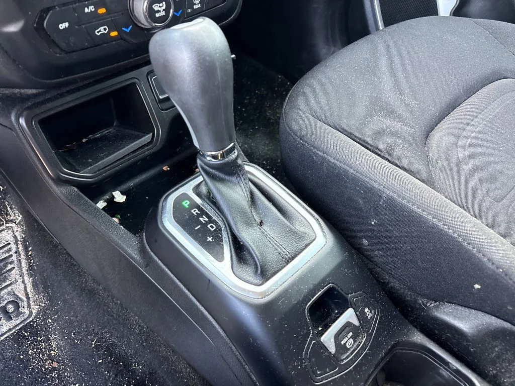 Certified Used 2018 Silver Jeep Latitude image 27