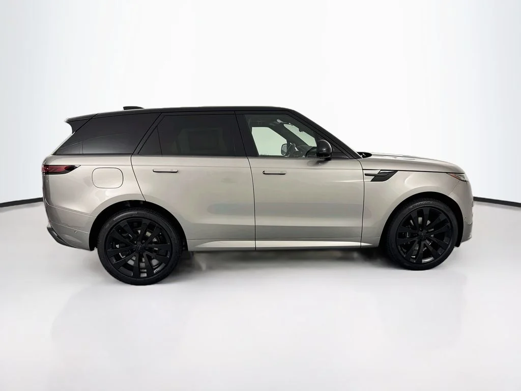 New 2026 Flux Silver Ultra Mettalic Gloss Land Rover Dynamic SE image 4
