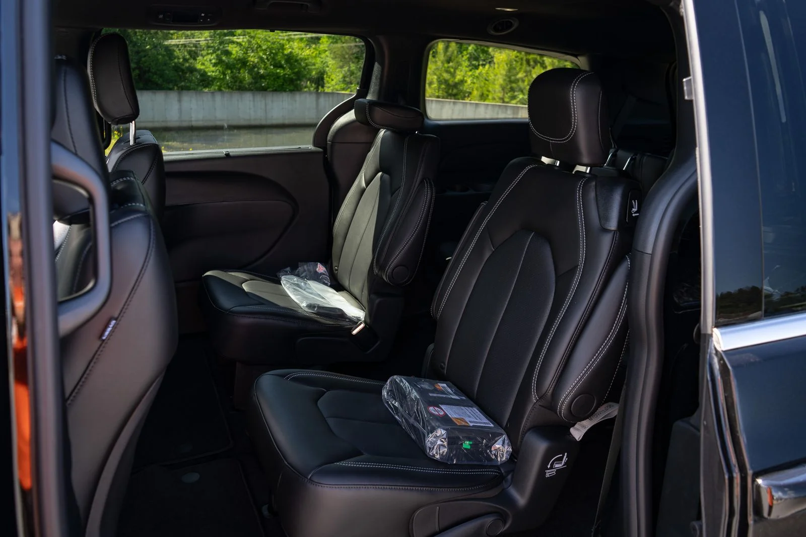 New 2027 Diamond Black Crystal Pearl-Coat Exterior Paint Chrysler Select image 18