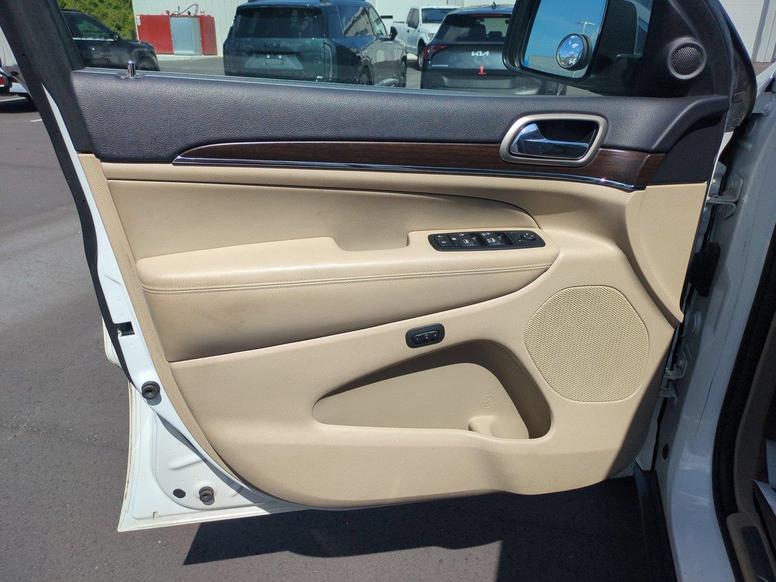 Used 2015 Bright White Clearcoat Jeep Limited image 14