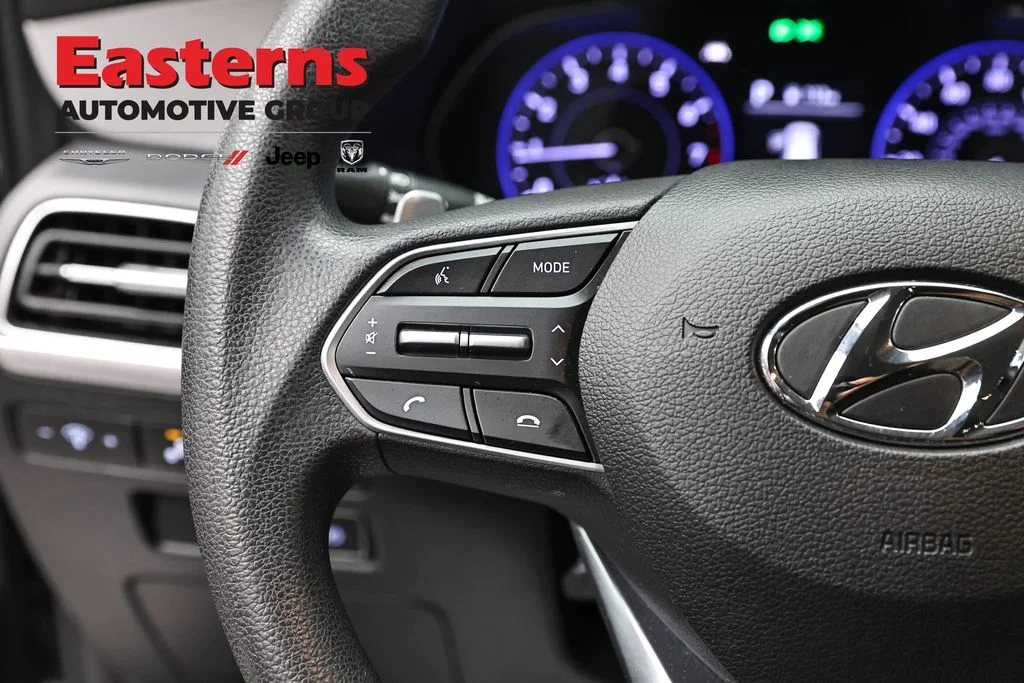 Used 2022 Black Hyundai SE image 16