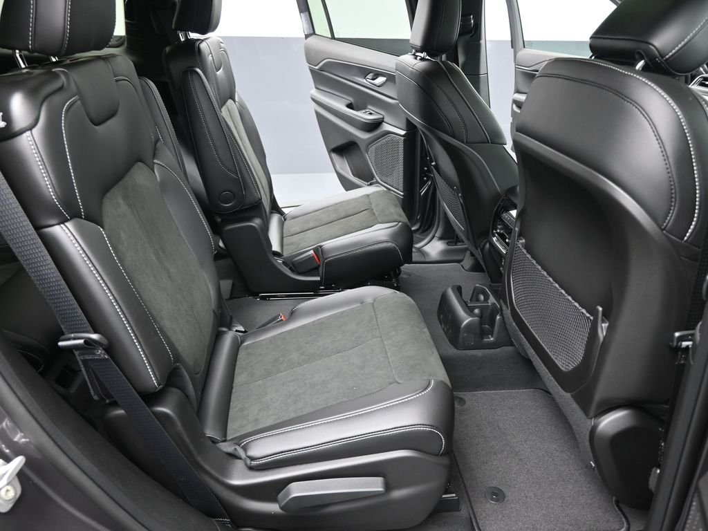 New 2025 Baltic Gray Metallic Clear-Coat Exterior Paint Jeep Altitude X image 24