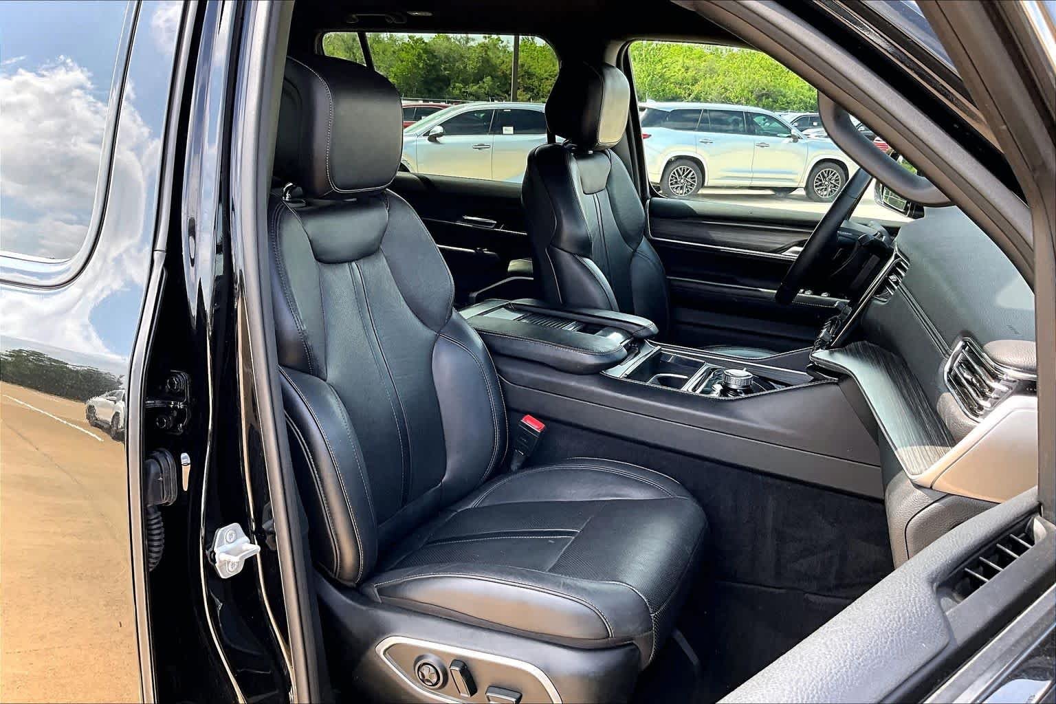 Used 2023 Diamond Black Crystal Pearlcoat Jeep Series II image 9