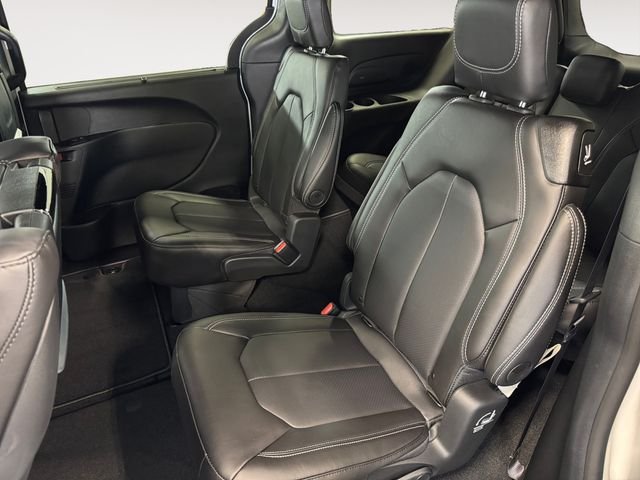 New 2026 Bright White Clear-Coat Exterior Paint Chrysler Select image 13