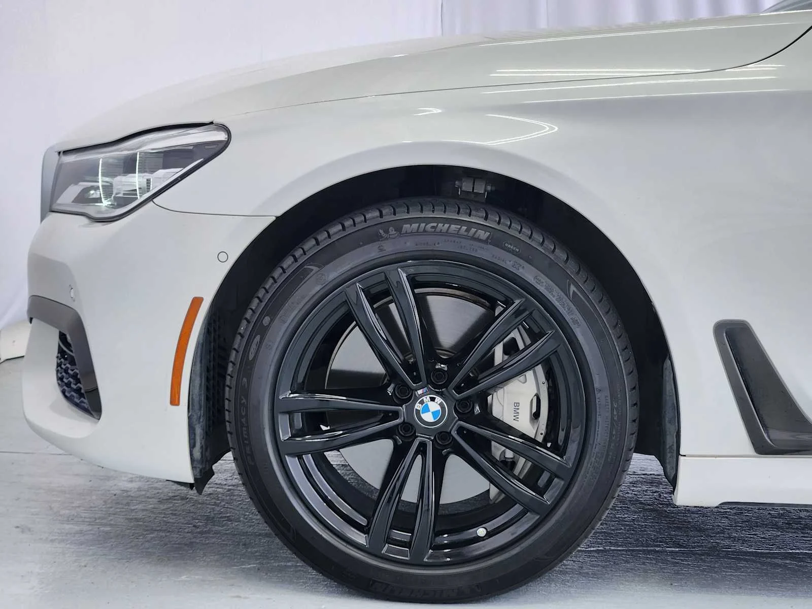 Used 2018 MINERAL WHITE BMW 750i image 9