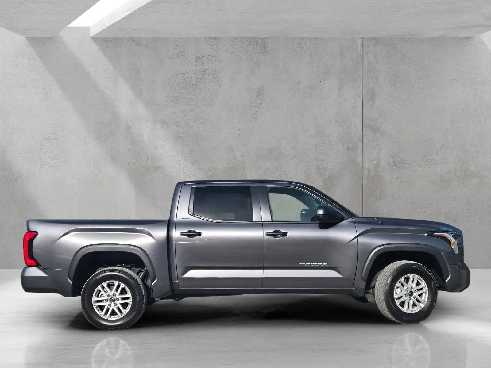 Used 2024  Toyota SR5 image 3