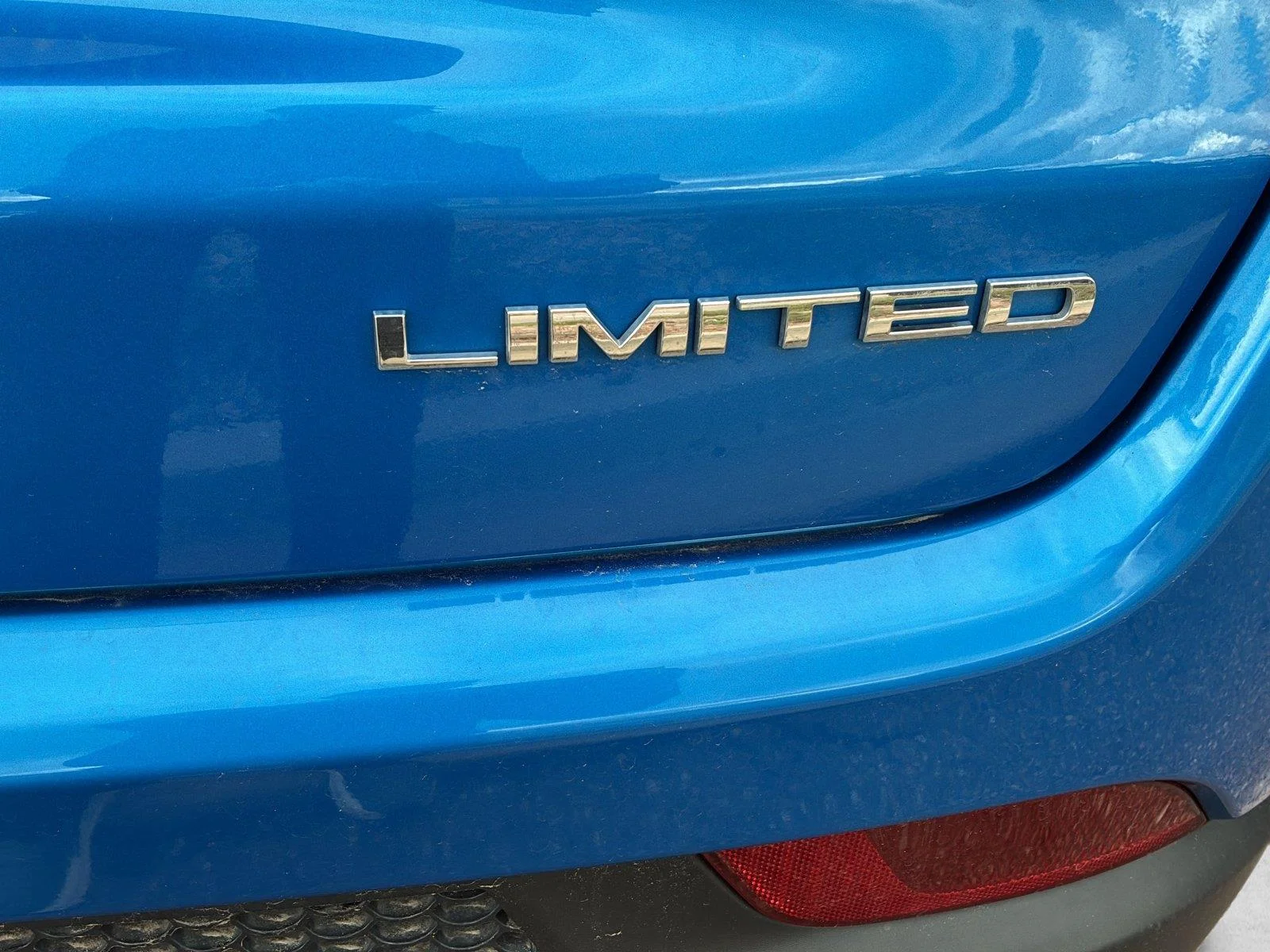 Used 2023 Laser Blue Pearlcoat Jeep Limited image 8