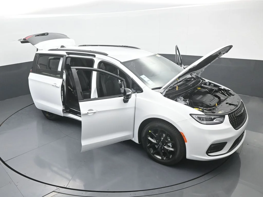 New 2026 Bright White Clear-Coat Exterior Paint Chrysler Select image 69