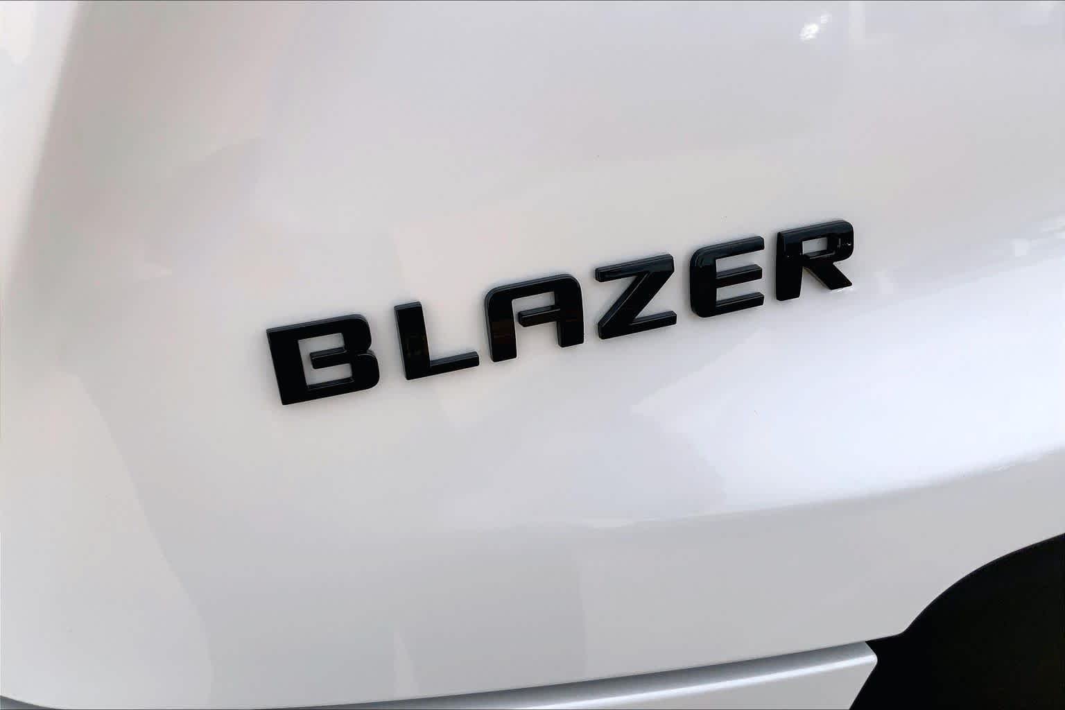 Used 2023 Iridescent Pearl Tricoat Chevrolet LT image 10
