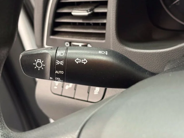 Used 2018 White Hyundai SEL image 17