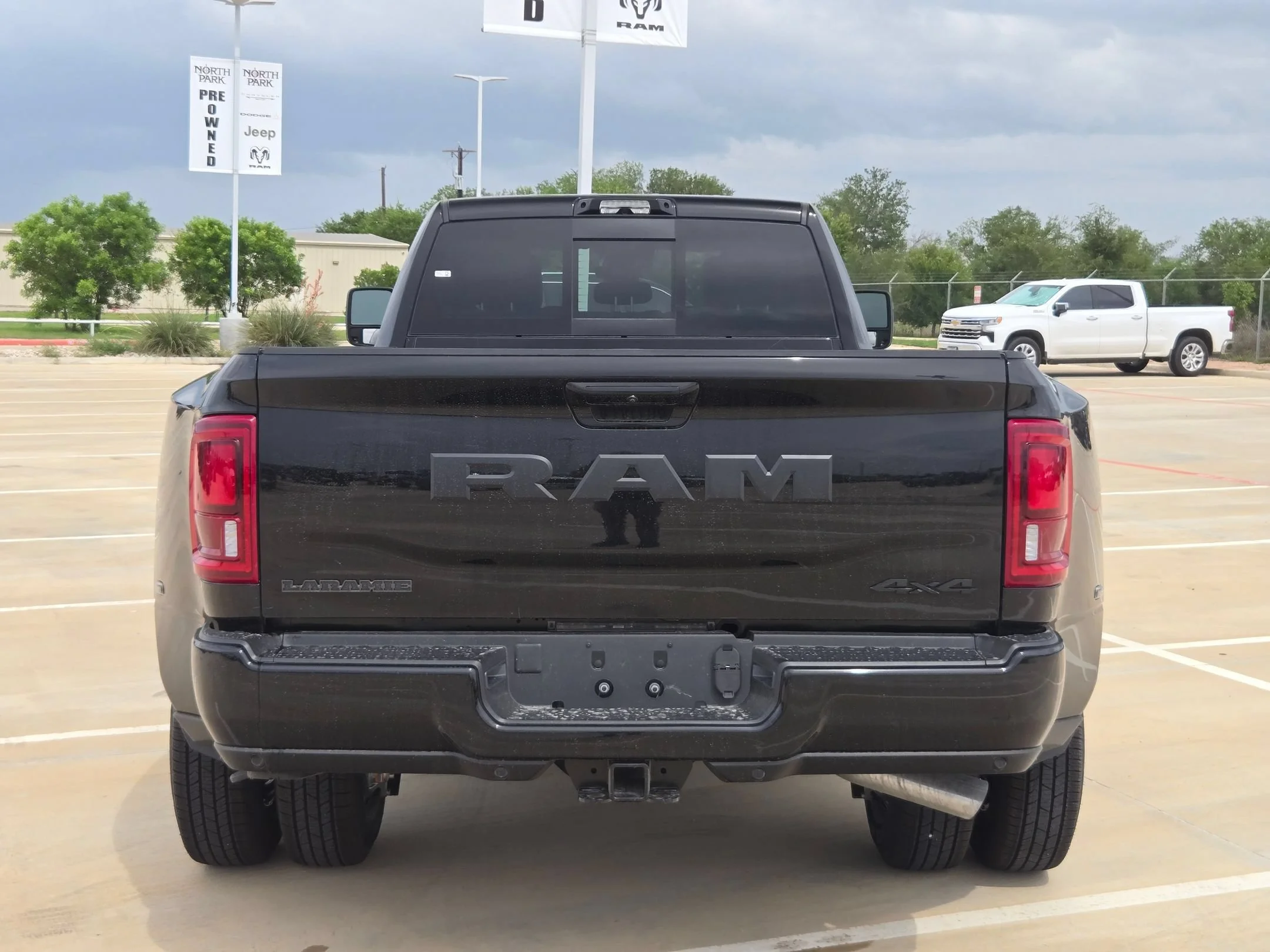 New 2026 Diamond Black Crystal Pearl-Coat Exterior Paint RAM Laramie image 4